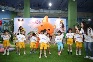Kids Dancing with Miao Mi