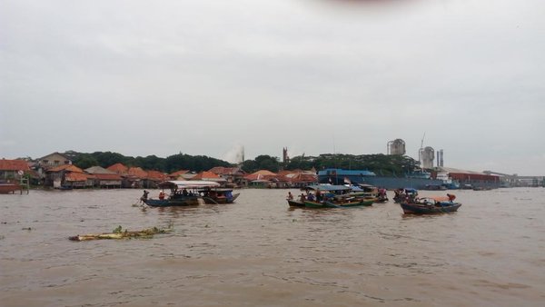 Aktivitas masyarakat di sungai Musi (sumber : @pesonaSriwijaya) 