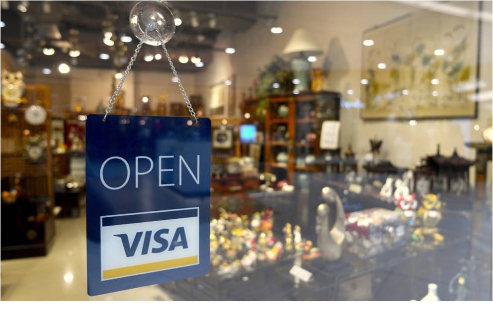 kartu kredit sebagai alat bayar di merchant yang berkerjasama 