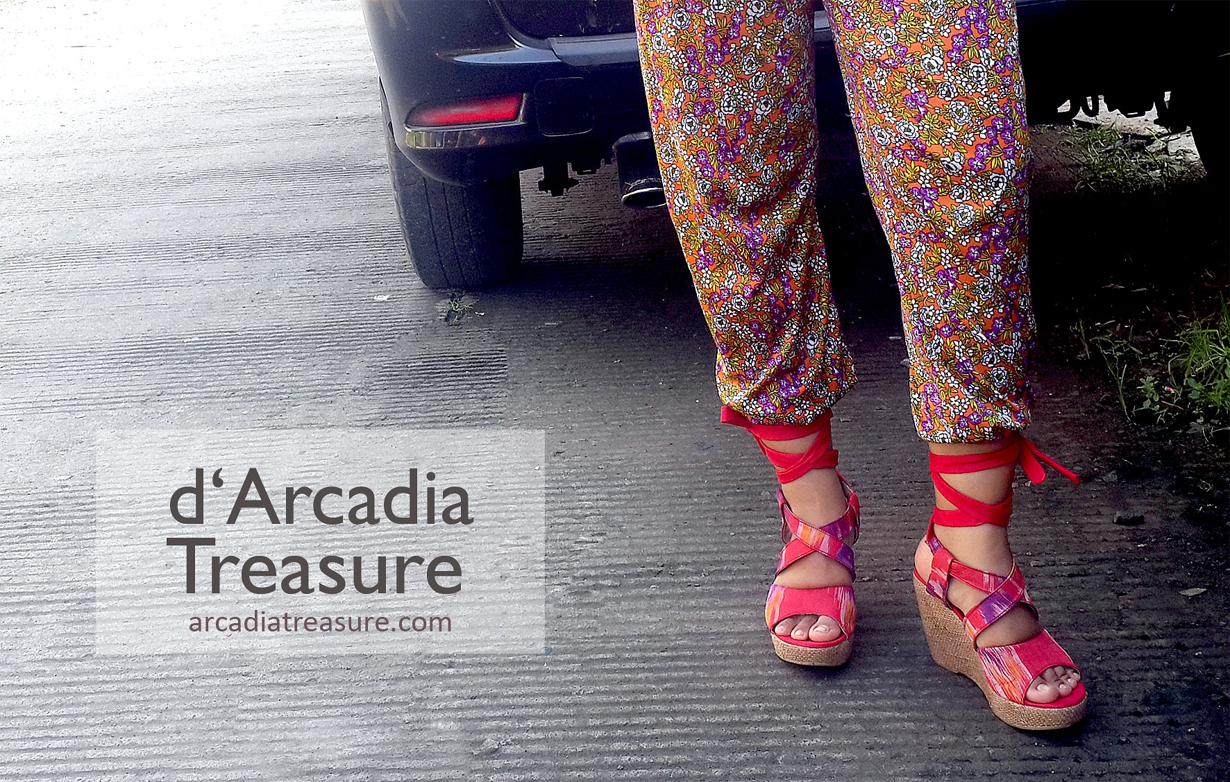 Tampil bergaya dengan Wedges Red Makassar dari D'Arcadia Treasure
